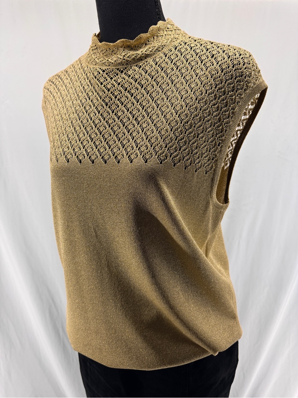 St. John Sleeveless Crochet Mock Neck Top Gold Metallic Size Large Glam Luxury